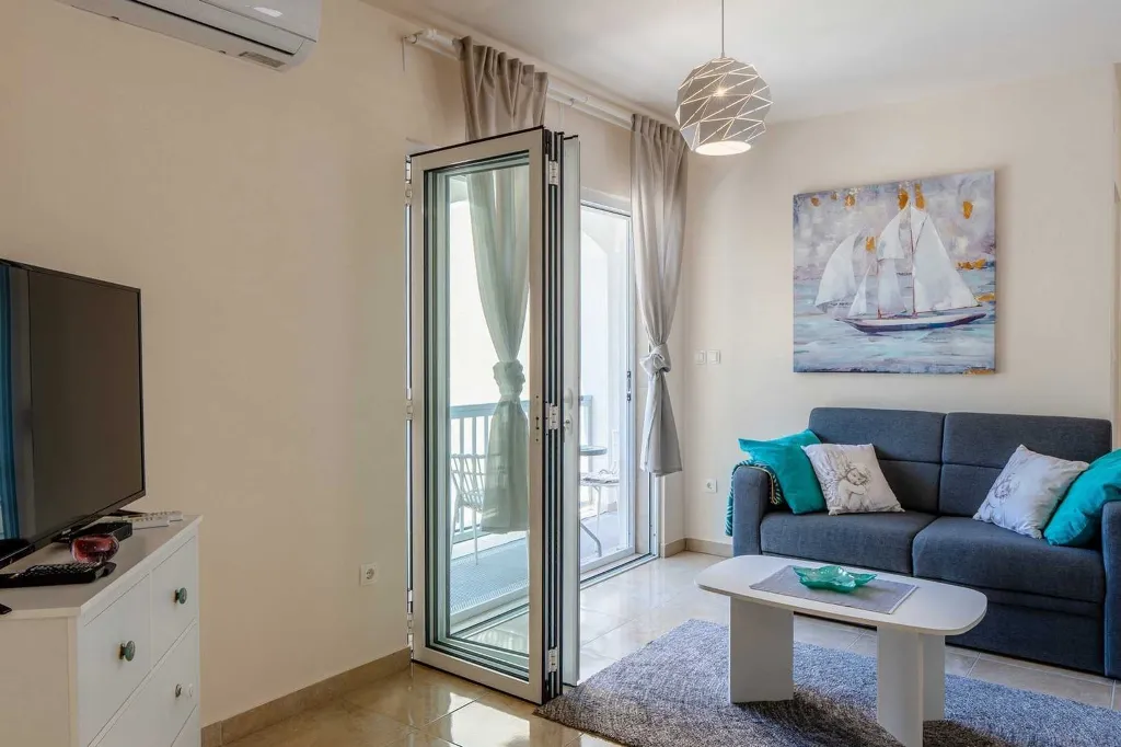 Apartment with Sea View near Pebble Beach in Vir