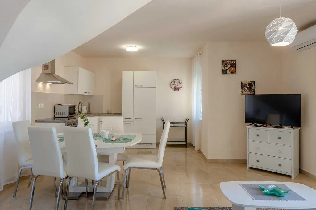 Apartment with Sea View near Pebble Beach in Vir