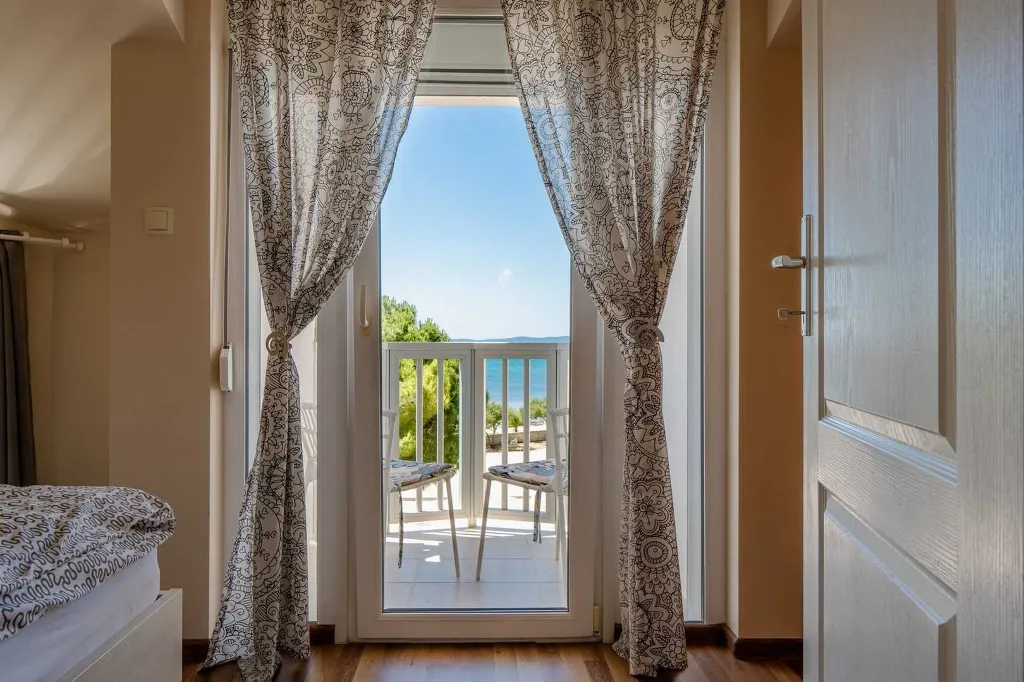 Apartment with Sea View near Pebble Beach in Vir