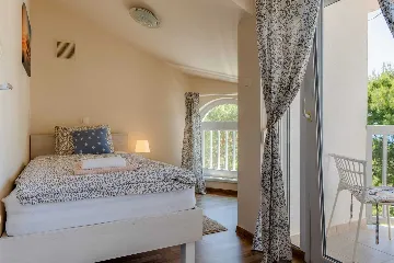 Apartment with Sea View near Pebble Beach in Vir