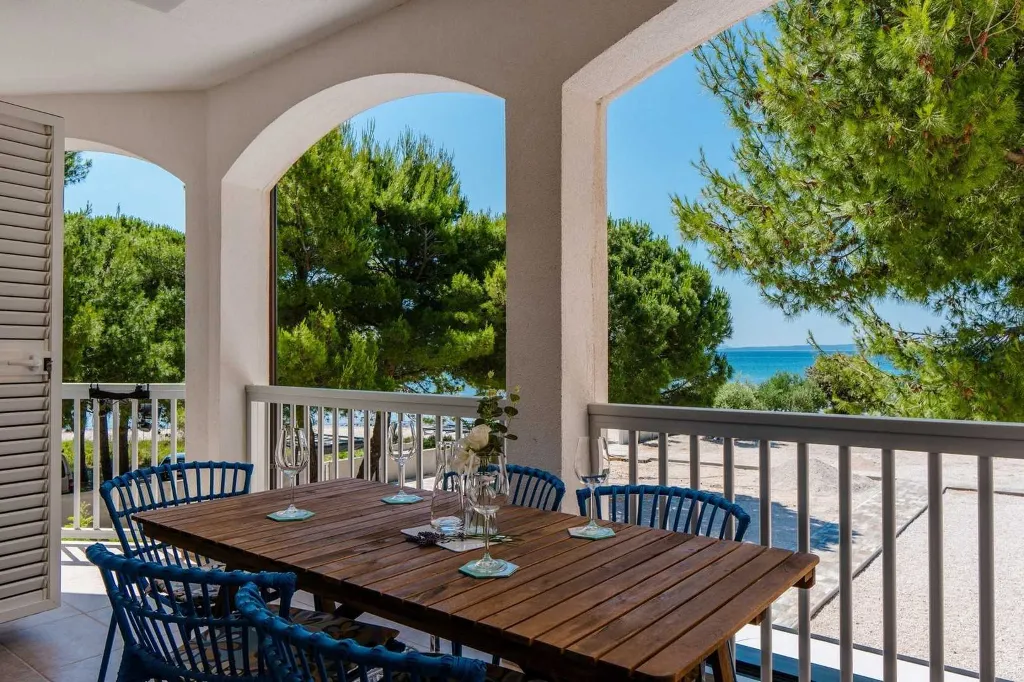 Beachfront 3-Bedroom Apartment in Vir for 6