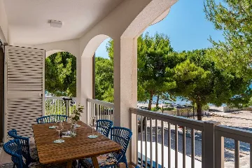 Beachfront 3-Bedroom Apartment in Vir for 6