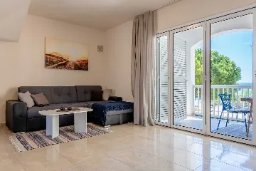 Beachfront 3-Bedroom Apartment in Vir for 6