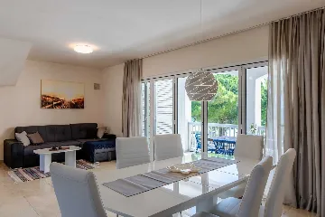 Beachfront 3-Bedroom Apartment in Vir for 6