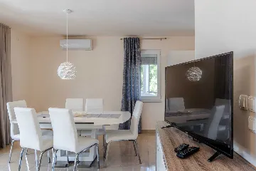 Beachfront 3-Bedroom Apartment in Vir for 6