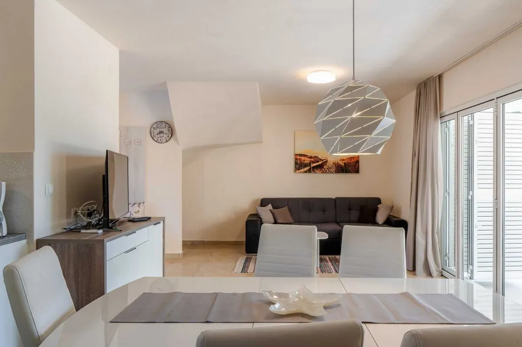 Beachfront 3-Bedroom Apartment in Vir for 6