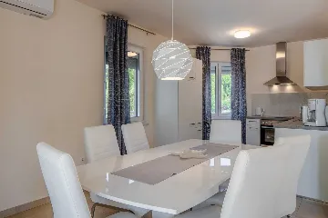 Beachfront 3-Bedroom Apartment in Vir for 6