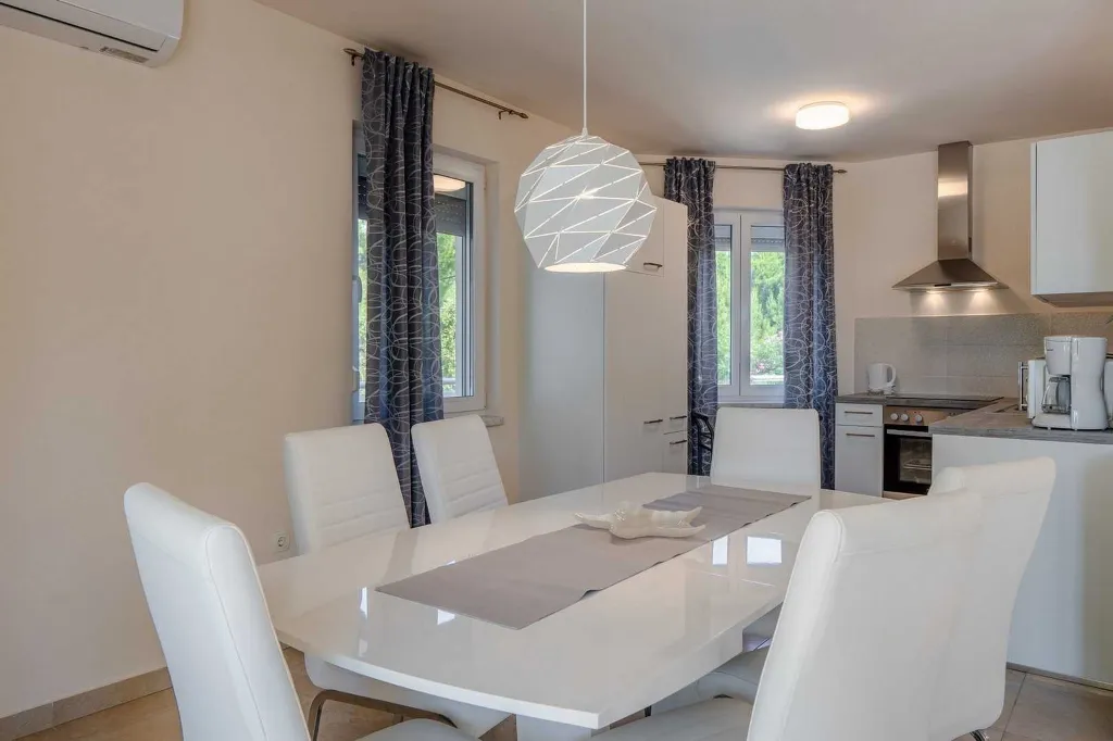 Beachfront 3-Bedroom Apartment in Vir for 6
