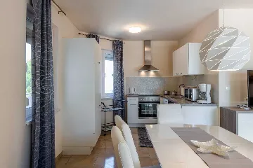 Beachfront 3-Bedroom Apartment in Vir for 6