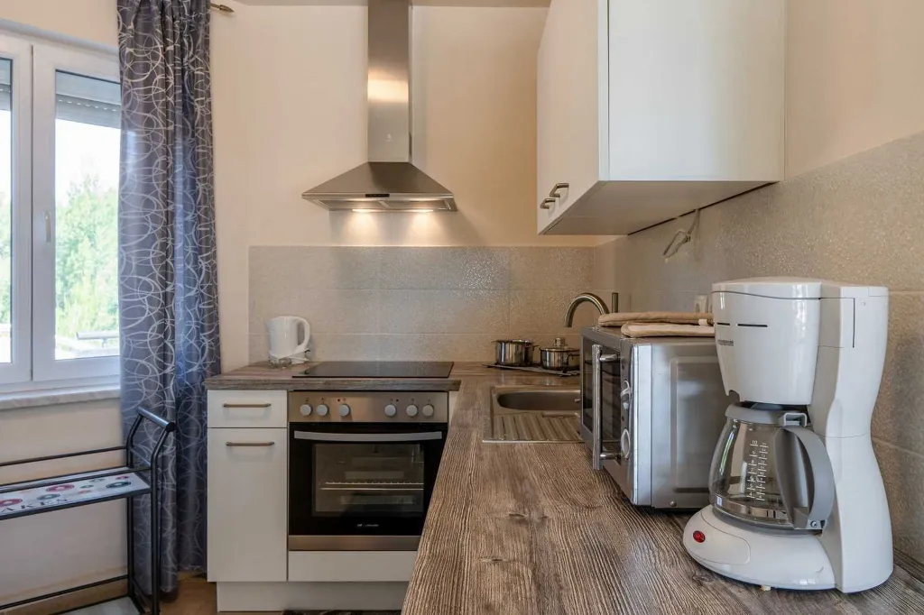 Beachfront 3-Bedroom Apartment in Vir for 6