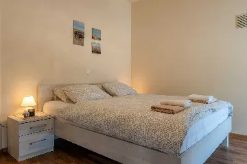 Beachfront 3-Bedroom Apartment in Vir for 6