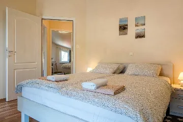 Beachfront 3-Bedroom Apartment in Vir for 6