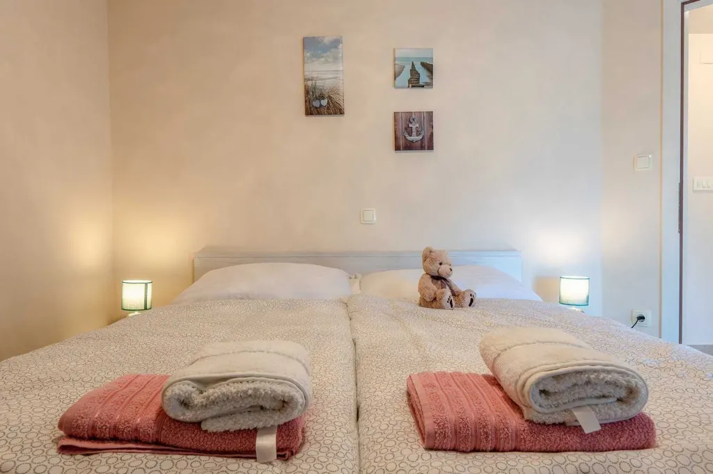 Beachfront 3-Bedroom Apartment in Vir for 6