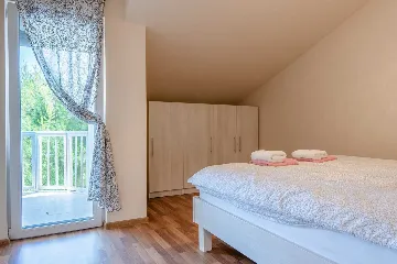 Beachfront 3-Bedroom Apartment in Vir for 6