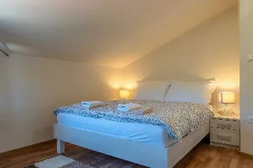 Beachfront 3-Bedroom Apartment in Vir for 6