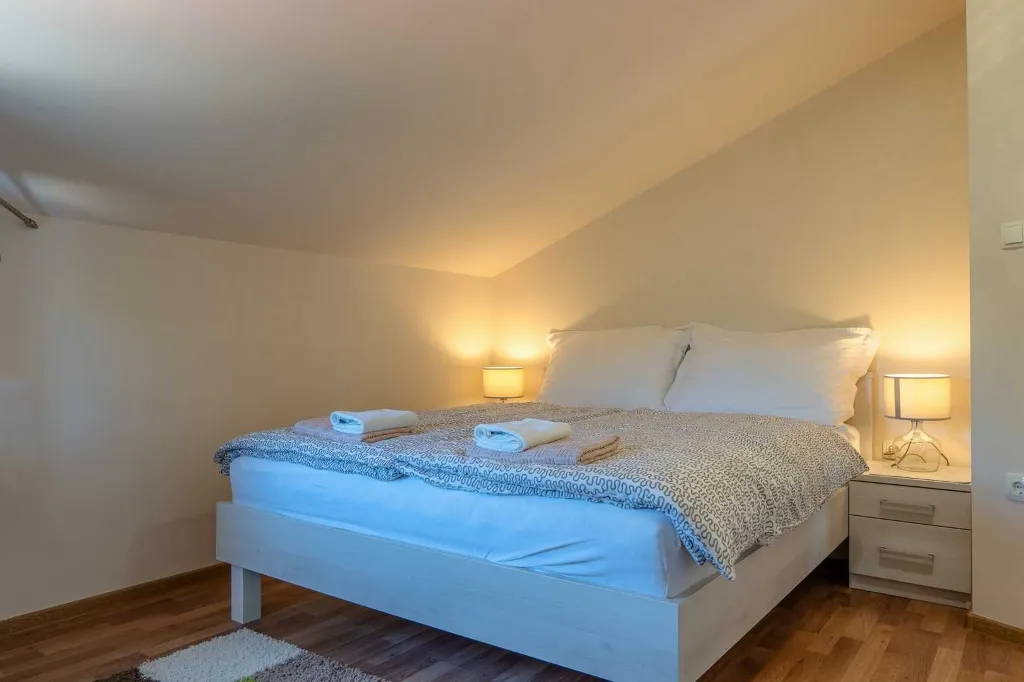 Beachfront 3-Bedroom Apartment in Vir for 6