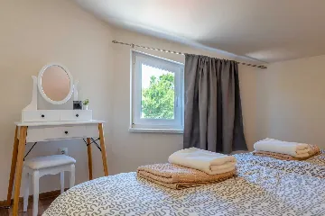 Beachfront 3-Bedroom Apartment in Vir for 6