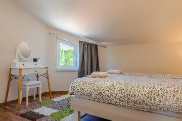 Beachfront 3-Bedroom Apartment in Vir for 6