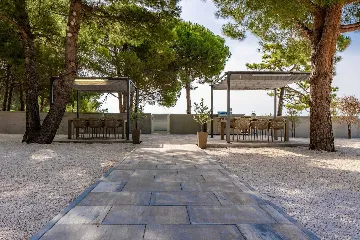 Beachfront 3-Bedroom Apartment in Vir for 6