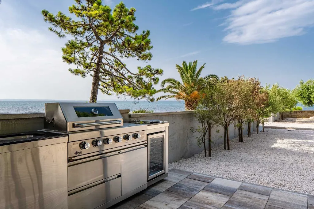 Beachfront 3-Bedroom Apartment in Vir for 6