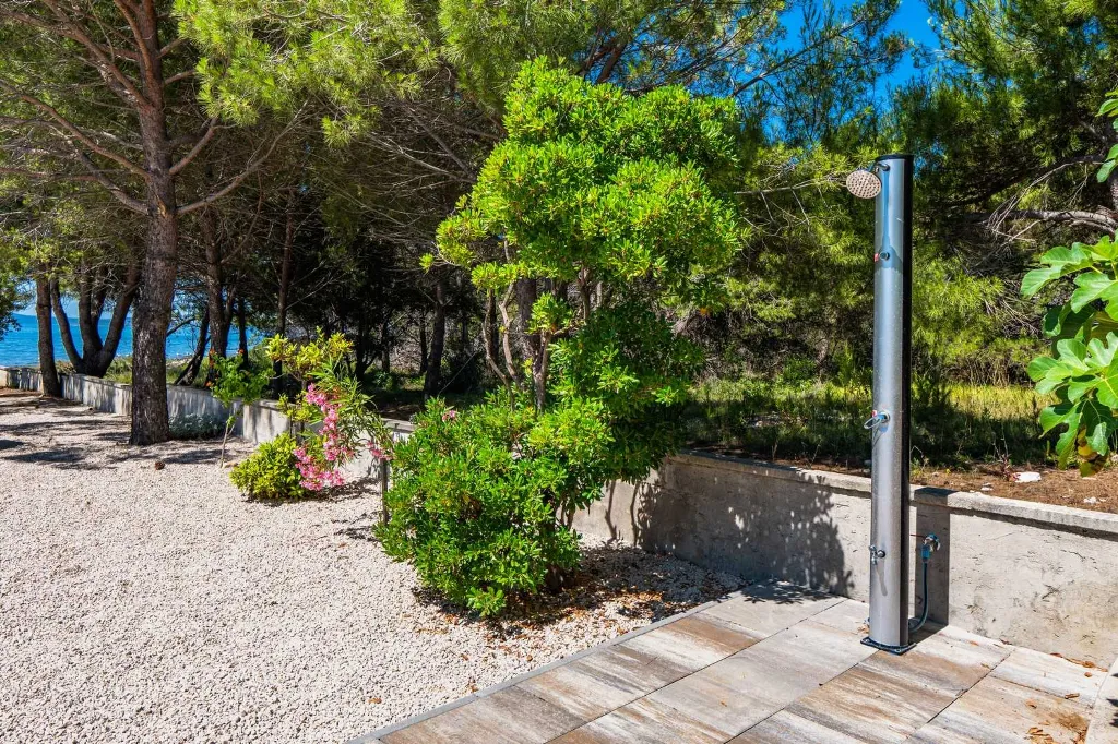 Beachfront 3-Bedroom Apartment in Vir for 6
