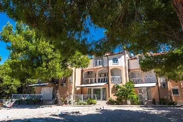 Beachfront 3-Bedroom Apartment in Vir for 6