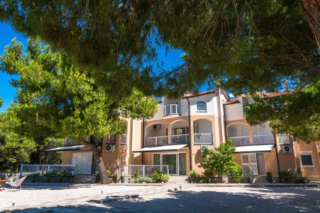 Beachfront 3-Bedroom Apartment in Vir for 6