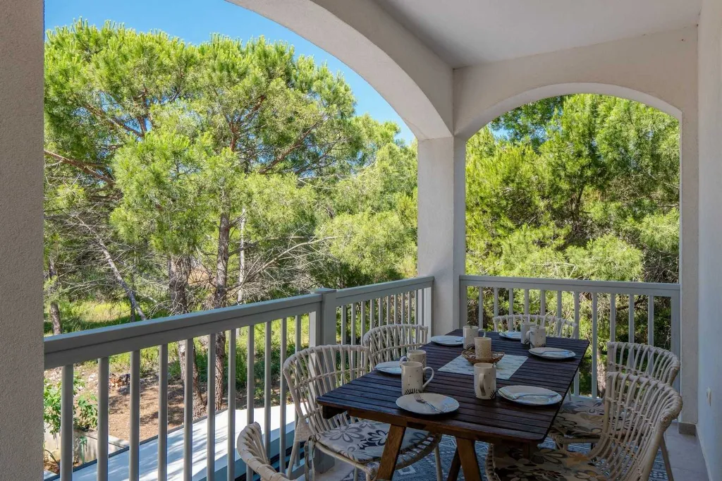 Sea-View 3-Bedroom Apartment in Vir for 6