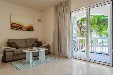 Sea-View 3-Bedroom Apartment in Vir for 6