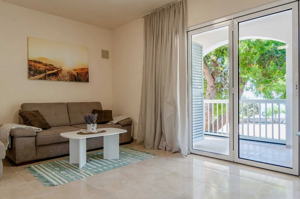 Sea-View 3-Bedroom Apartment in Vir for 6