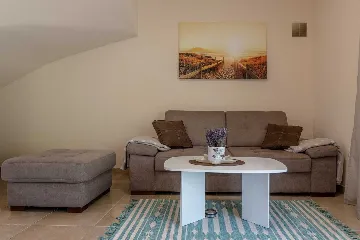 Sea-View 3-Bedroom Apartment in Vir for 6