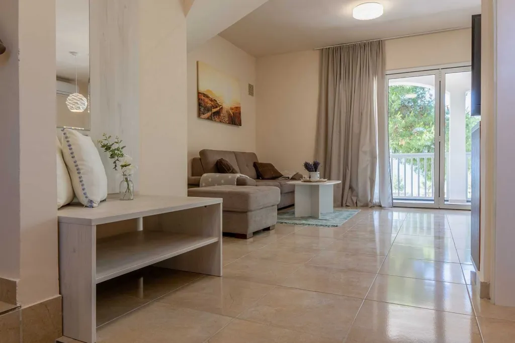 Sea-View 3-Bedroom Apartment in Vir for 6
