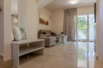 Sea-View 3-Bedroom Apartment in Vir for 6