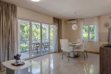 Sea-View 3-Bedroom Apartment in Vir for 6