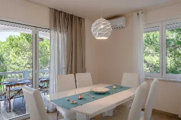 Sea-View 3-Bedroom Apartment in Vir for 6