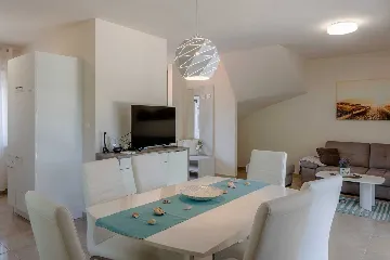 Sea-View 3-Bedroom Apartment in Vir for 6