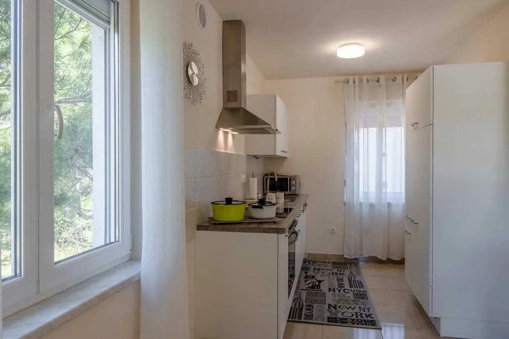 Sea-View 3-Bedroom Apartment in Vir for 6