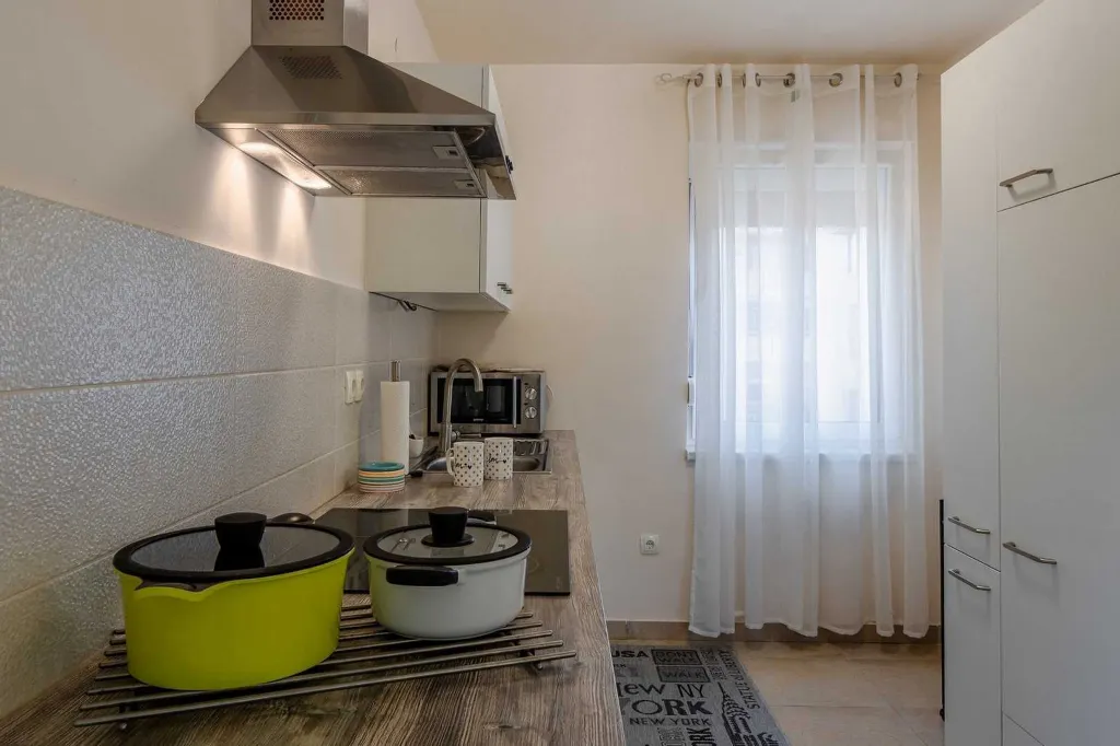 Sea-View 3-Bedroom Apartment in Vir for 6