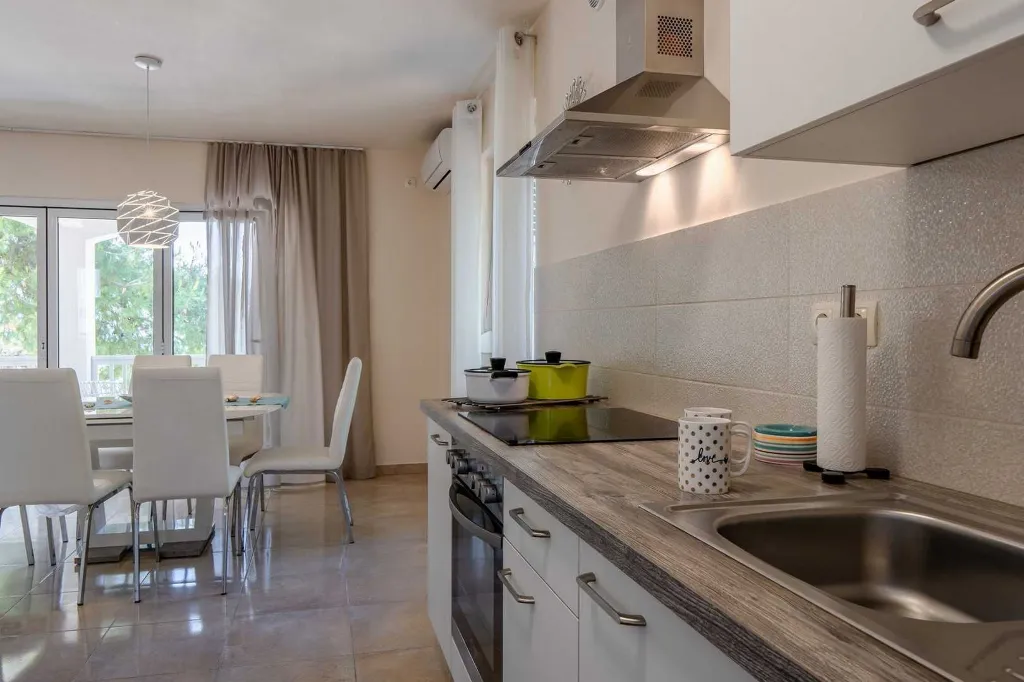 Sea-View 3-Bedroom Apartment in Vir for 6