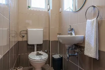 Sea-View 3-Bedroom Apartment in Vir for 6