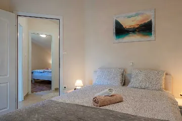 Sea-View 3-Bedroom Apartment in Vir for 6