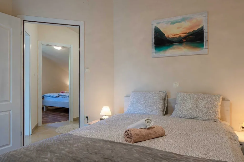 Sea-View 3-Bedroom Apartment in Vir for 6