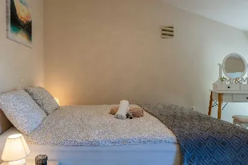 Sea-View 3-Bedroom Apartment in Vir for 6