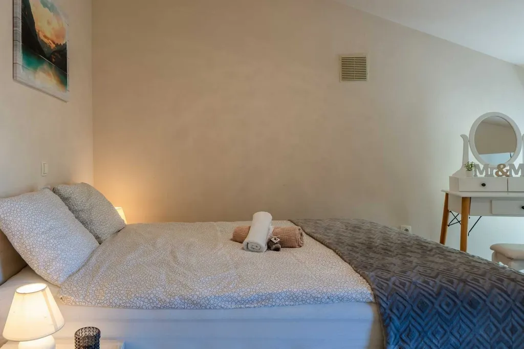 Sea-View 3-Bedroom Apartment in Vir for 6