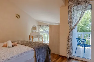 Sea-View 3-Bedroom Apartment in Vir for 6