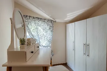 Sea-View 3-Bedroom Apartment in Vir for 6