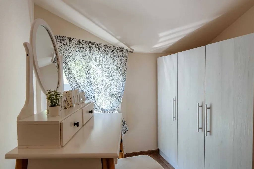 Sea-View 3-Bedroom Apartment in Vir for 6