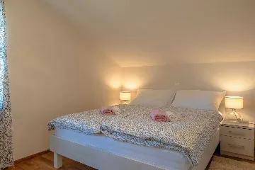 Sea-View 3-Bedroom Apartment in Vir for 6