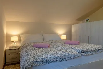 Sea-View 3-Bedroom Apartment in Vir for 6