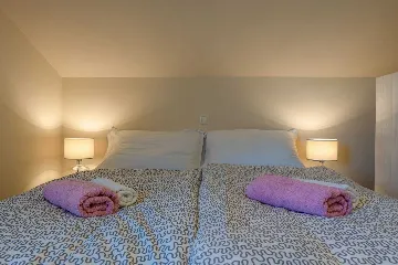 Sea-View 3-Bedroom Apartment in Vir for 6